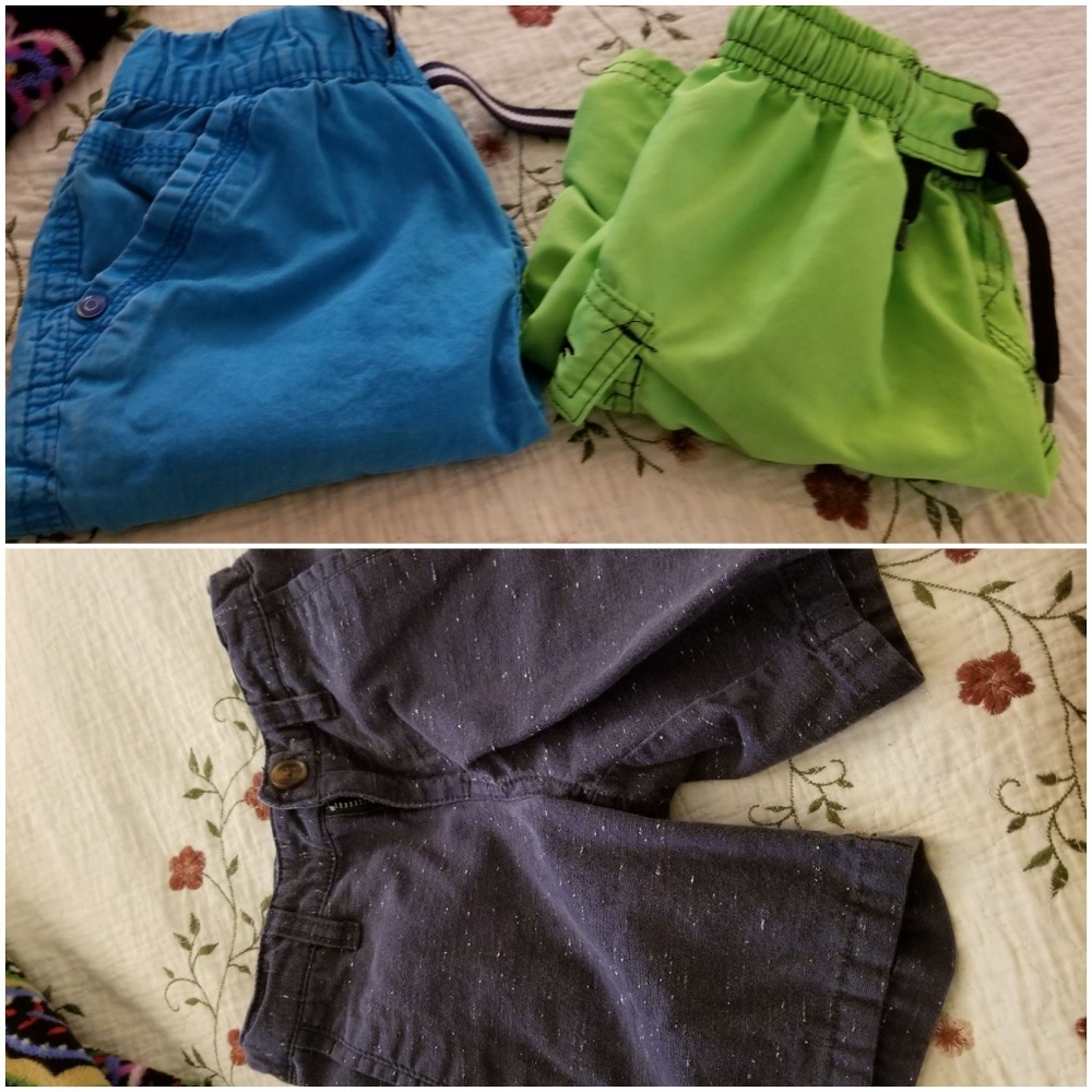 2 pairs of shorts and 1 water short. 👁❤OFFERS!